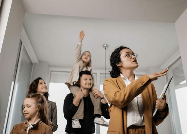 Bilde av en eiendomsmegler som viser en bolig